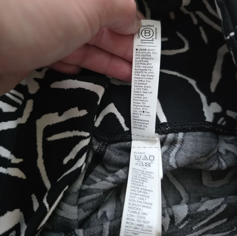 Athleta Elation Textured 7/8 Tight Floral Black White Womens S Preppy Goth Chic